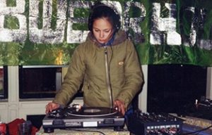 DJ Kiki Toao Leids Ontzet 1997mg 300x192 - DJ Kiki Tao: debuut op straatfeest