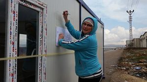 Esther van der Ham tekent het ontwerp van Damascus op een containermg 300x169 - Schoolcontainers voor Syrië