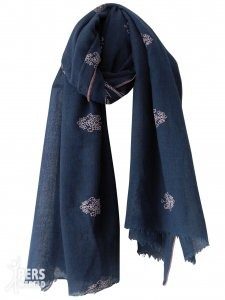 sjaal becksondergaard soft embroidery classic navy.png 225x300 - Geweldige omslagdoeken en poncho’s
