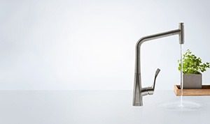 Hansgrohe Metris Select Keyvisual with pull out spoutmg 300x178 - Nieuwe Hansgrohe keukenmengkranen