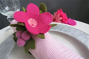 servetring van vilt feestelijk aan tafel marcelineke 300x200 - Bijzondere creaties en vilten bloemen